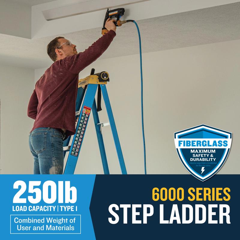 Werner 4 ft. H Fiberglass Step Ladder Type I 250 lb. capacity