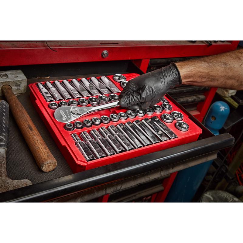 Milwaukee 1/2 in. drive Metric and SAE Ratchet and Socket Set 90 teeth