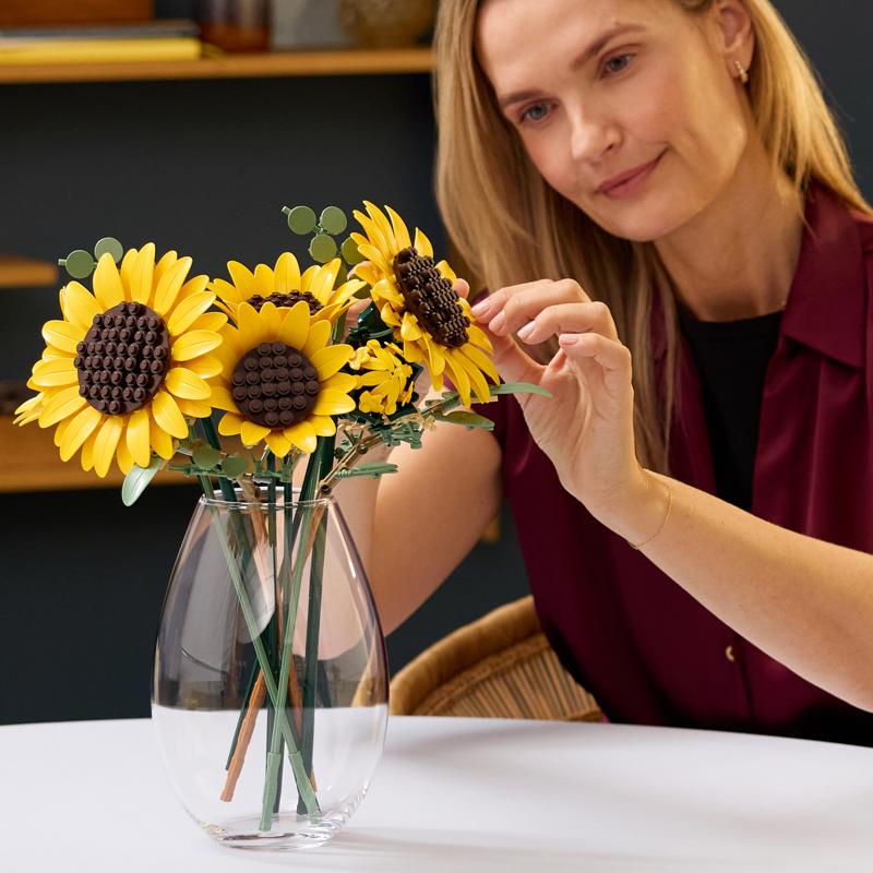 LEGO Botanicals Sunflower Bouquet Building Set Multicolor 686 pc