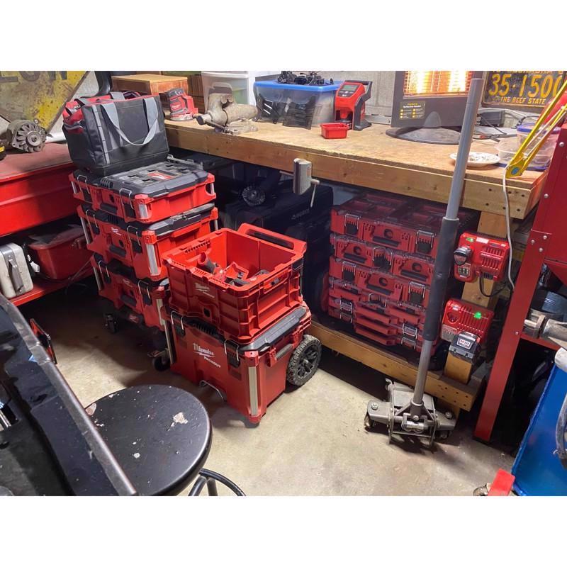 Milwaukee PACKOUT 22 in. Rolling Modular Tool Box Black/Red