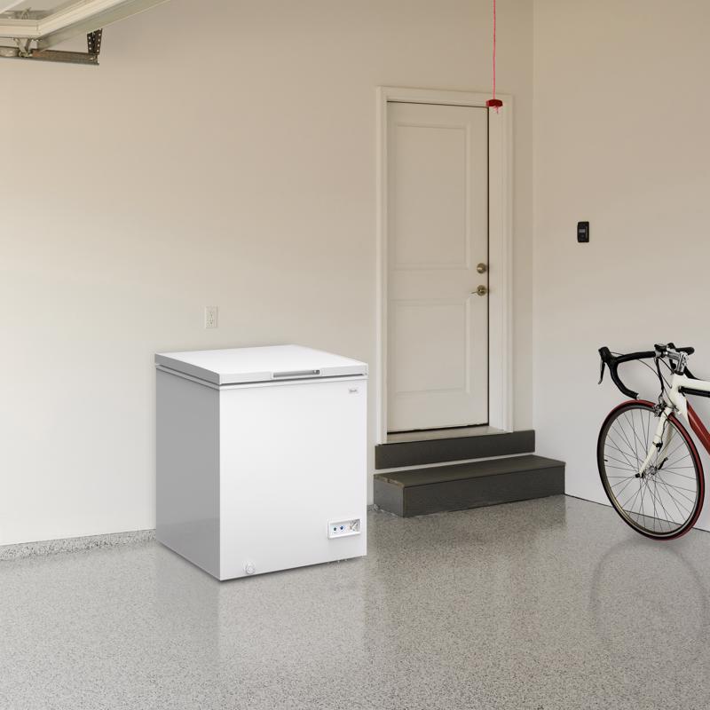 Avanti 5 ft White Steel Chest Freezer 120 W