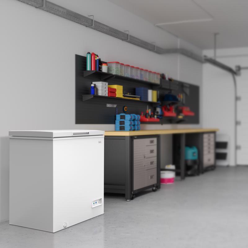 Avanti 5 ft White Steel Chest Freezer 120 W