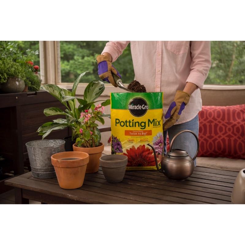 Miracle-Gro Flower and Plant Potting Mix 8 qt